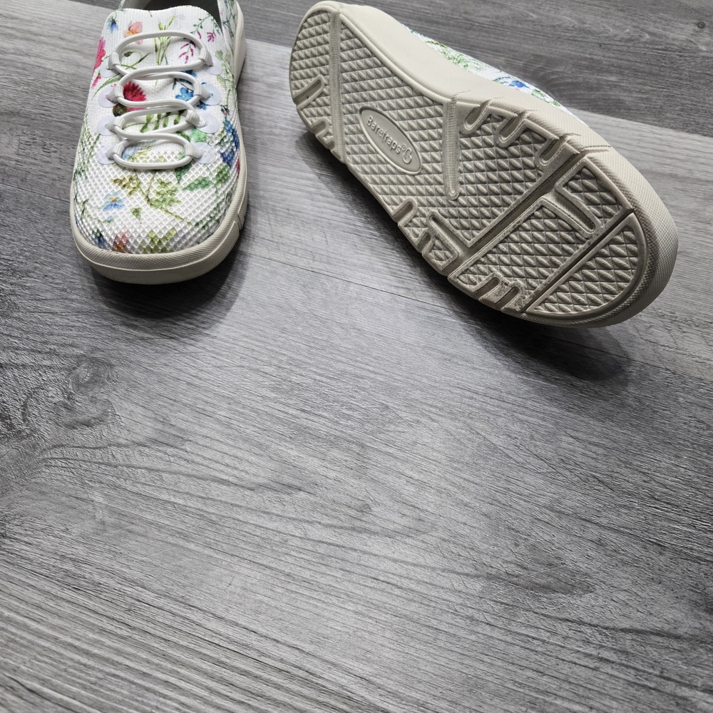 Baretraps Graciela  slip-on sneakers in a white and multi-colored floral - Picture 5 of 6